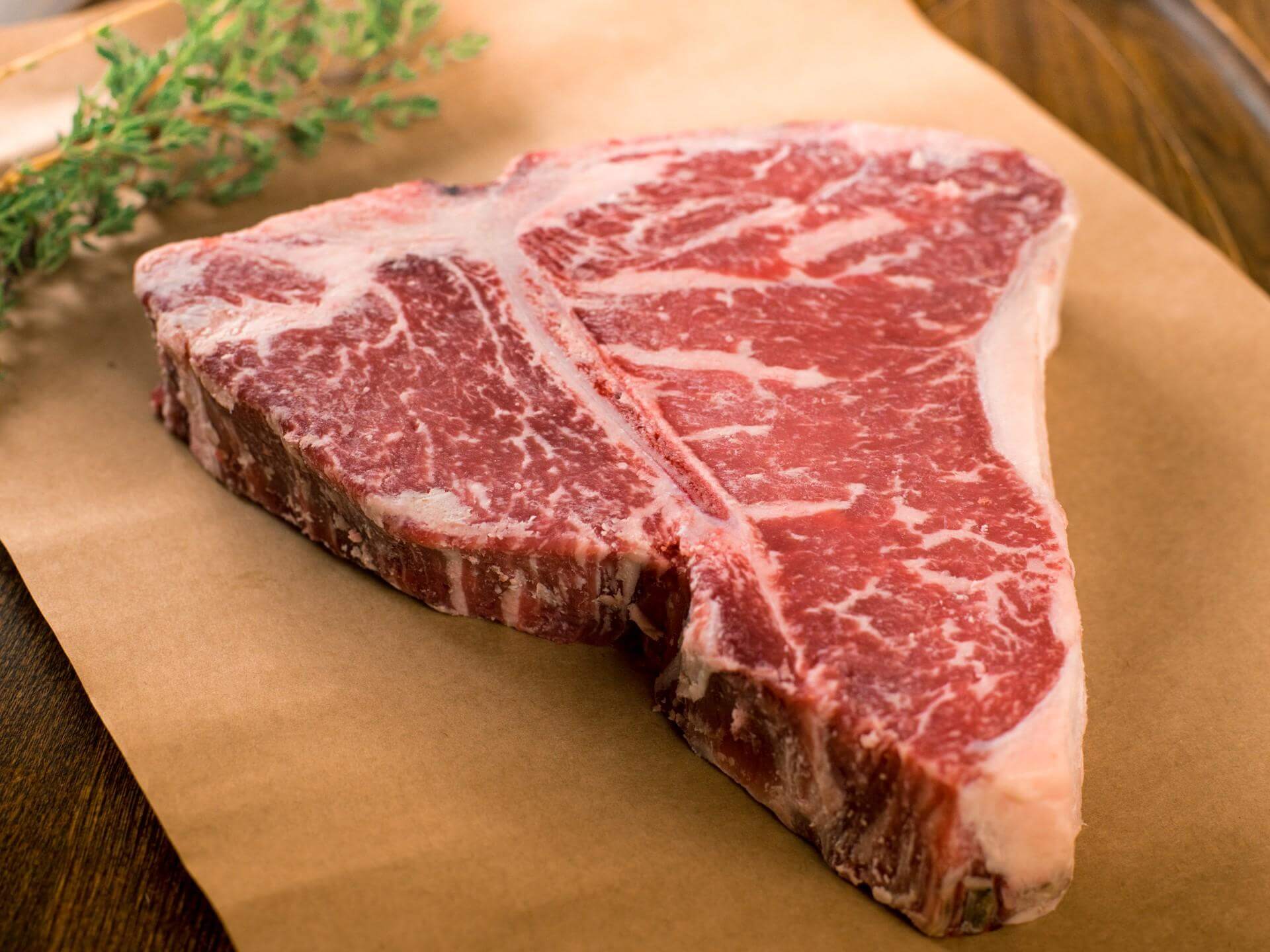 1574331903-905957125-th-t-s-n-bo-ch-t-t-bone-th-ng-th-c-2-ph-n-th-t-th-n-tren-m-t-mi-ng-steak-1.jpg